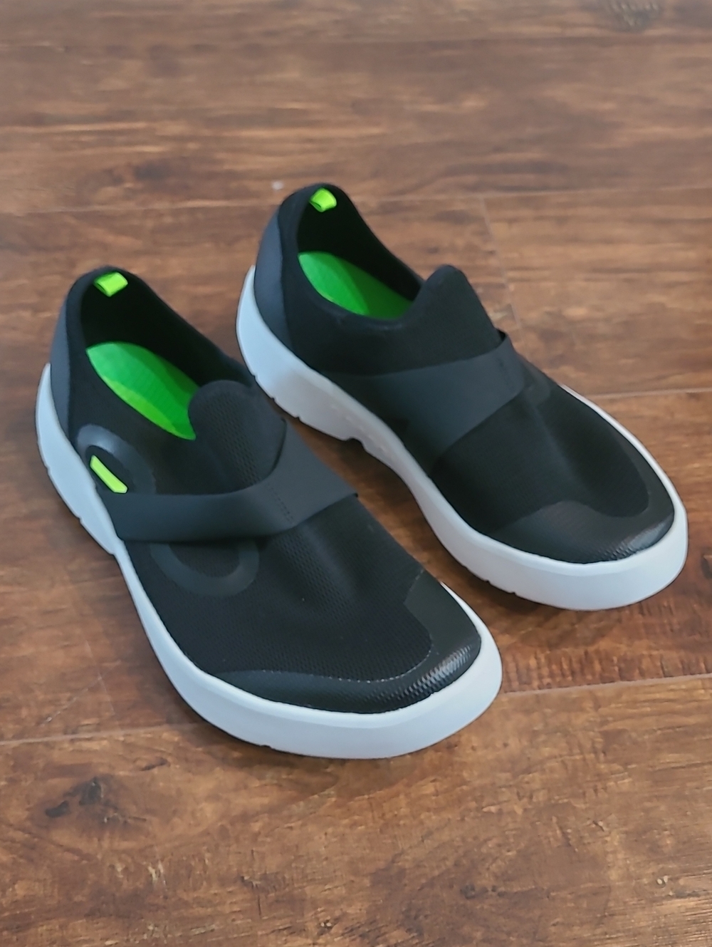 Oofos Black Slip-On Sneakers with Neon Green Accents Light Weight Men 11/ Eur 44